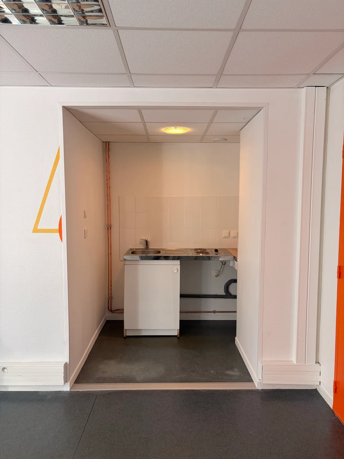 Vue d'ensemble de la kitchenette terminée