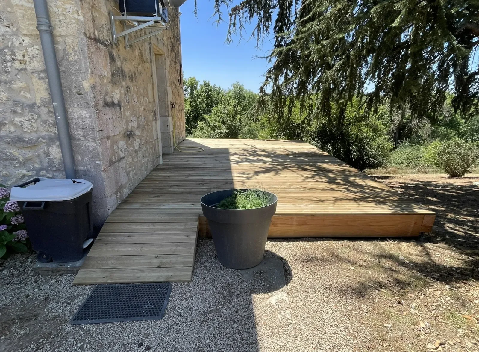 Platelage de la terrasse en cours de pose