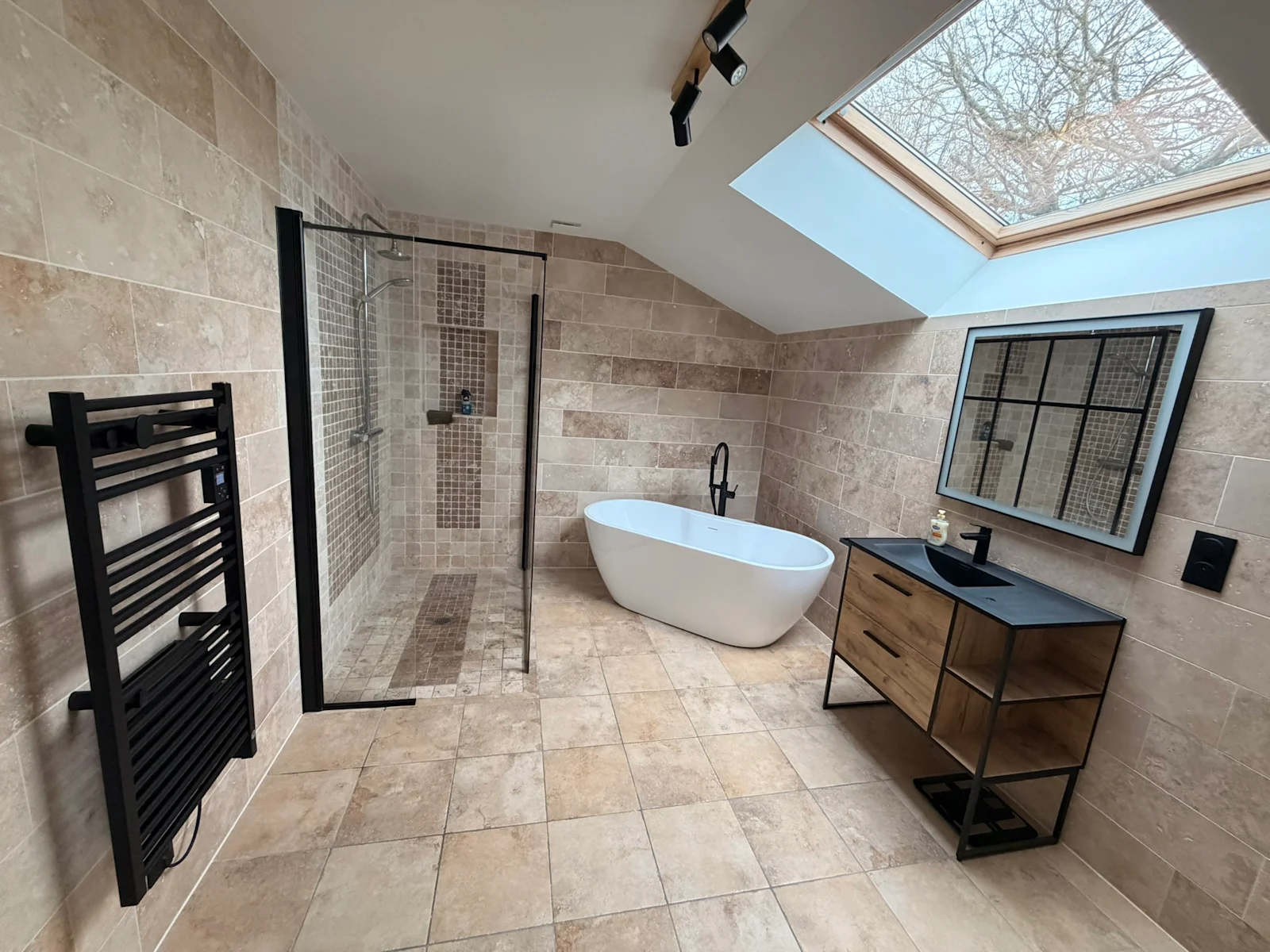 Salle de bain rénovée en travertin