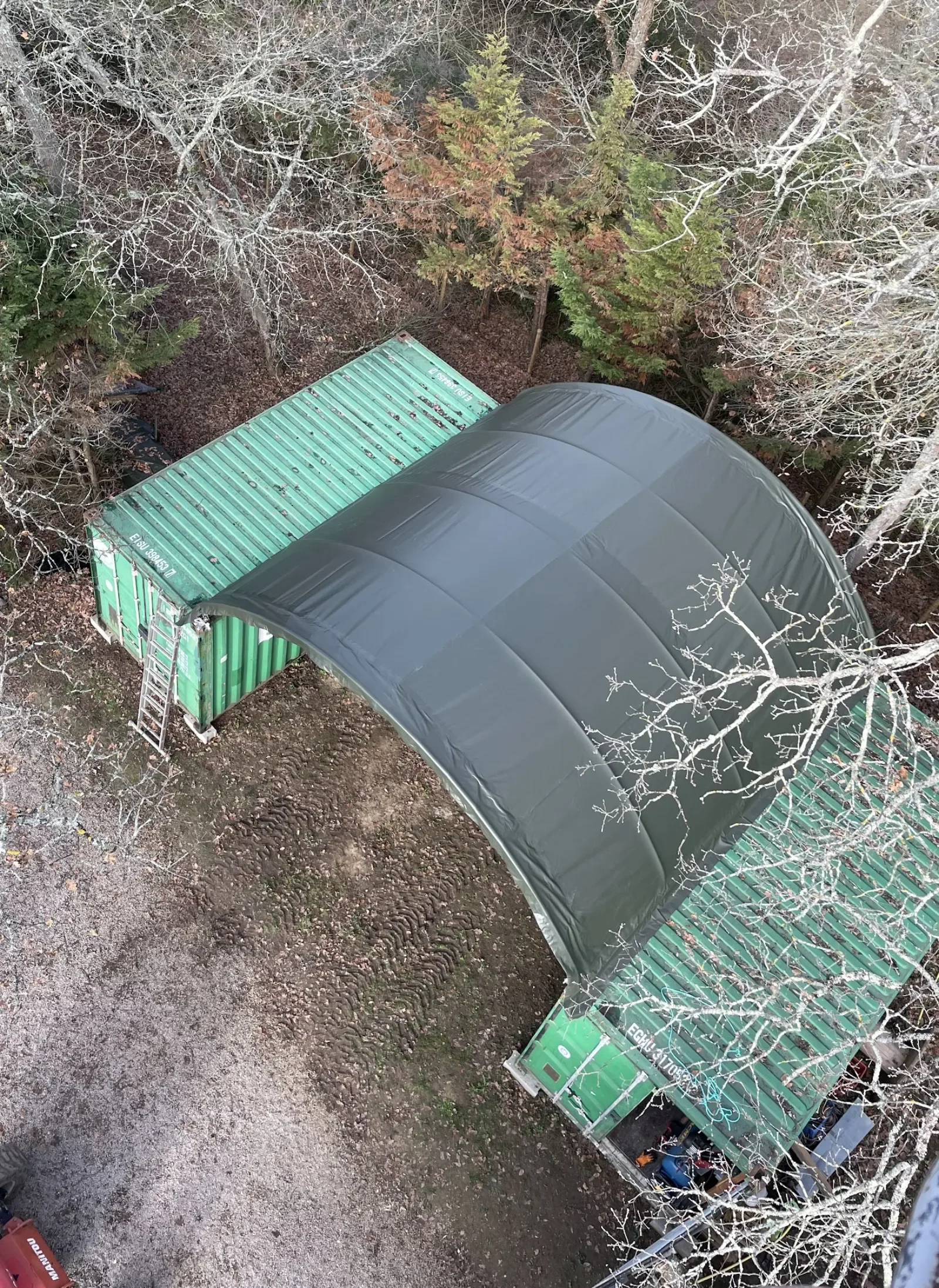 Pose d'un abri de stockage entre deux containers