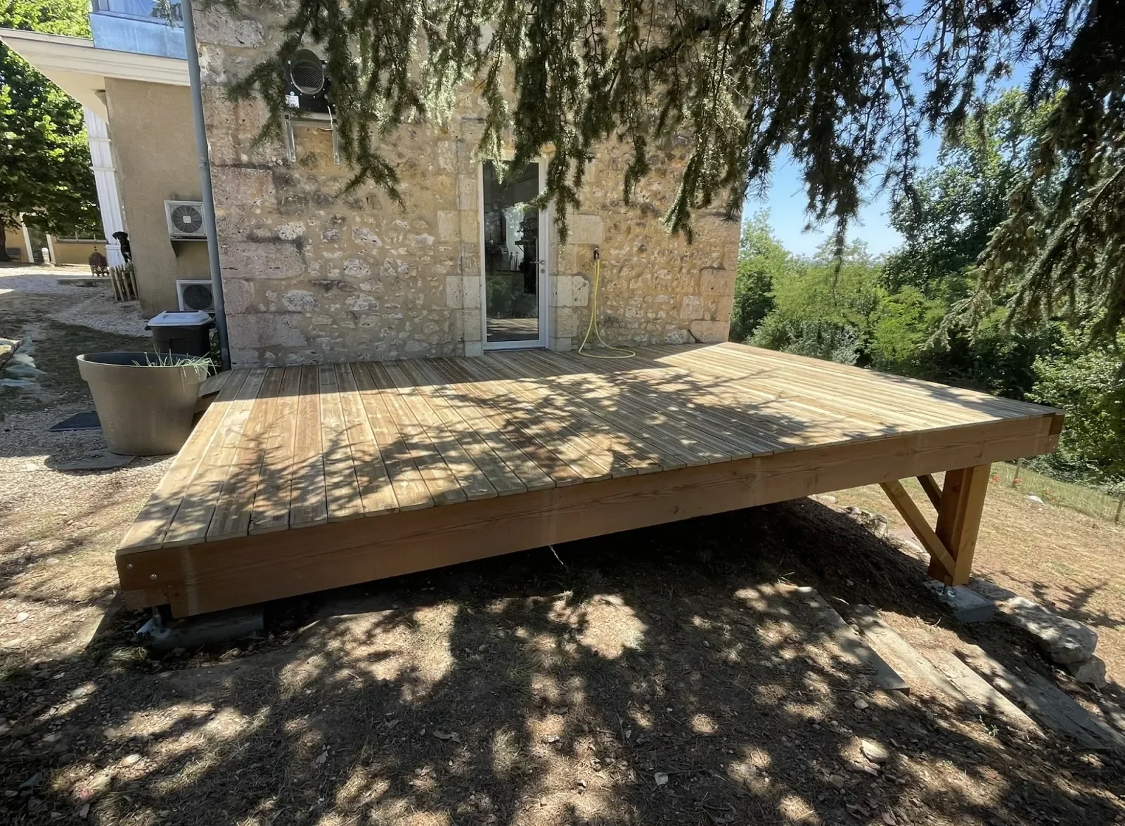 Fabrication d'une terrasse en Douglas dans le Gers