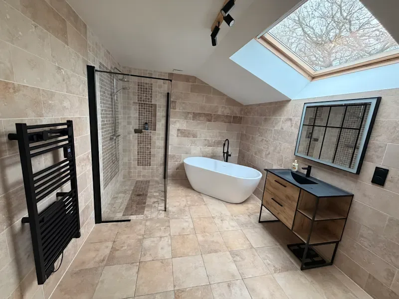 Salle de bain en travertin