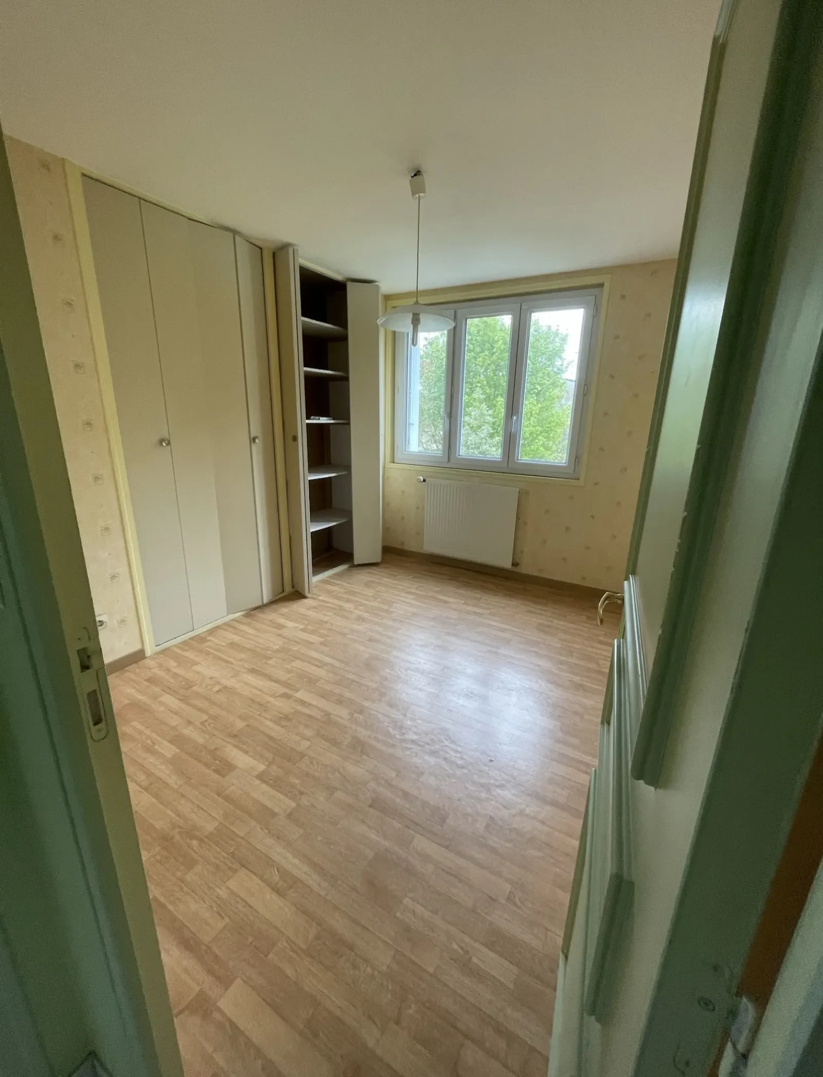 Chambre rénovée, parquet stratifié et peinture