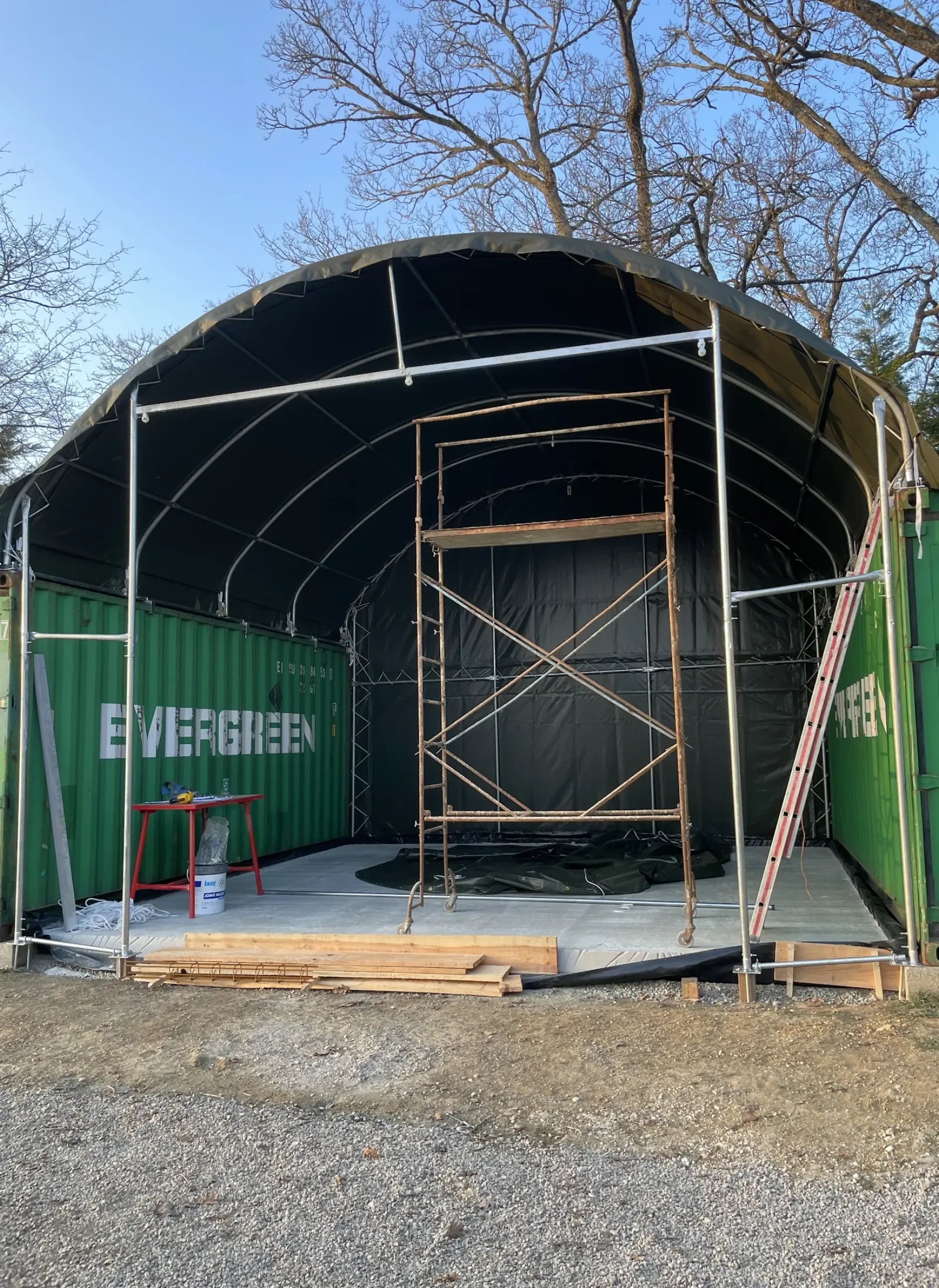 Montage de l'abri à la nacelle entre les deux containers