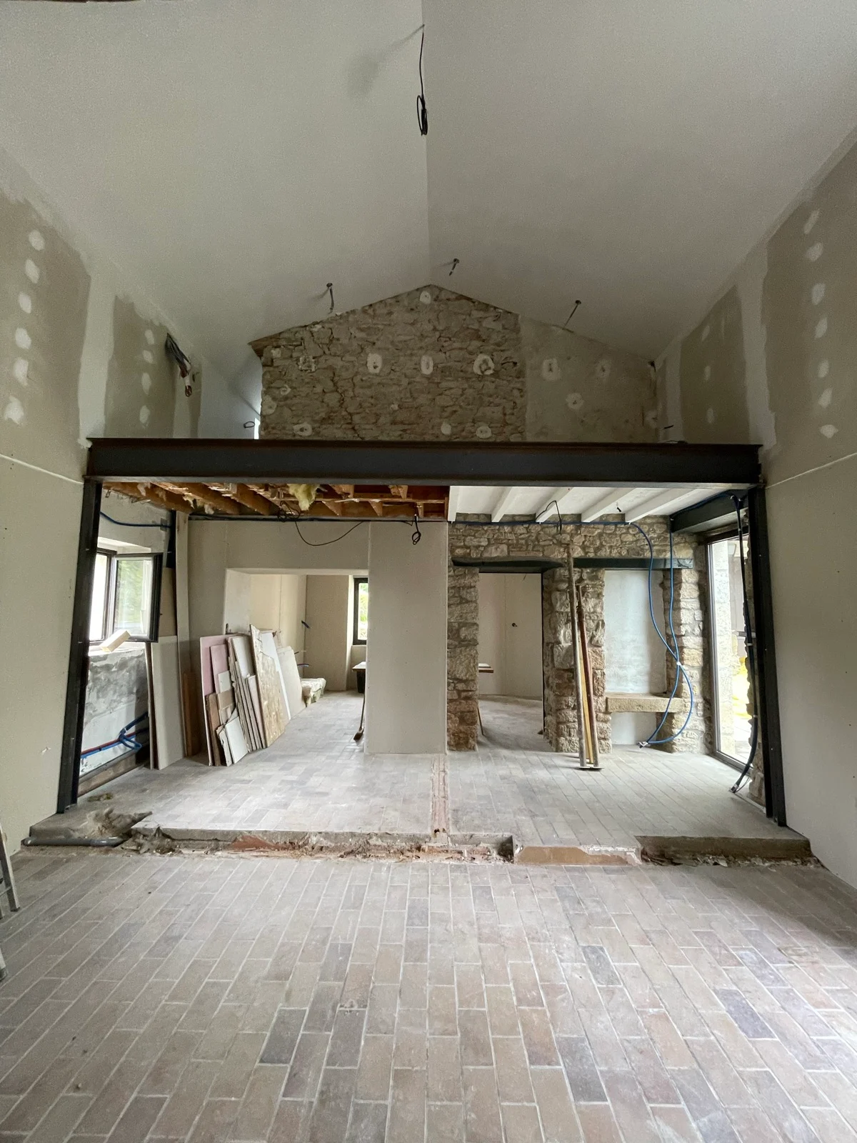 Gros œuvre de la mezzanine avant la pose de l'escalier