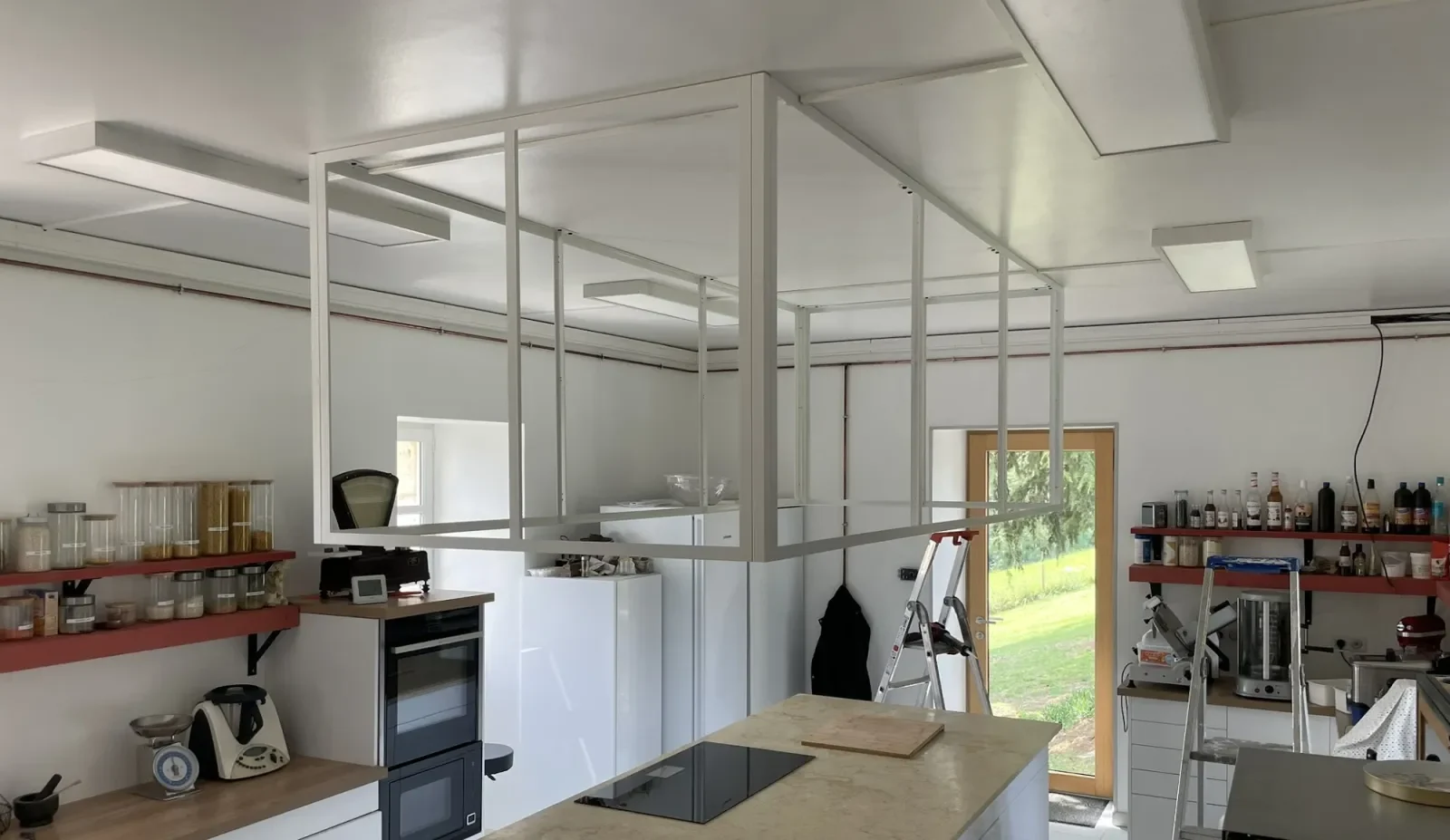 Étagères sur mesure avec spots LED encastrés