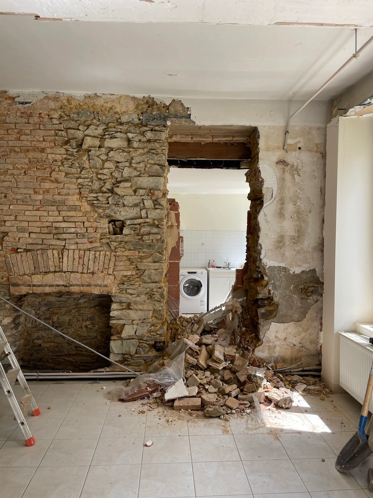 Ouverture pratiquée dans le mur en pierre