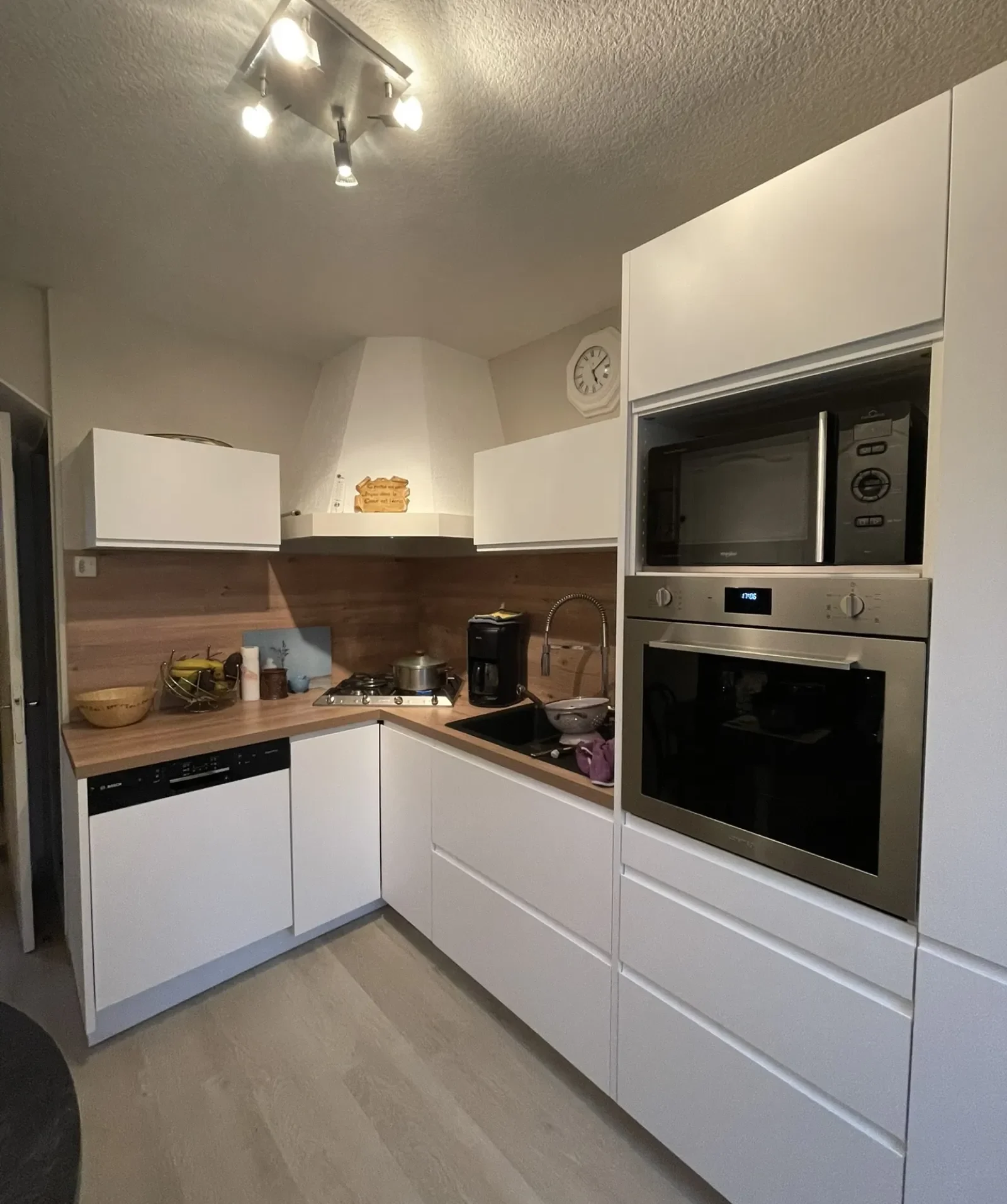 Rénovation d'une cuisine blanche et bois