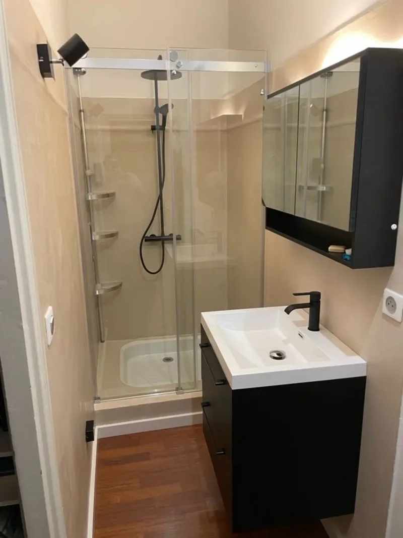 Salle de bain avec béton ciré