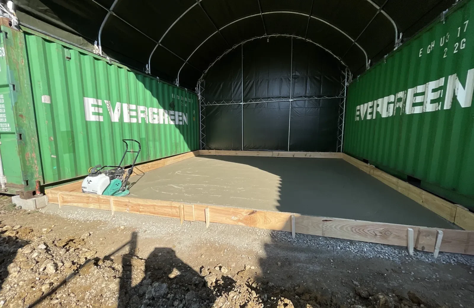 Dalle béton coulée sous l'abri