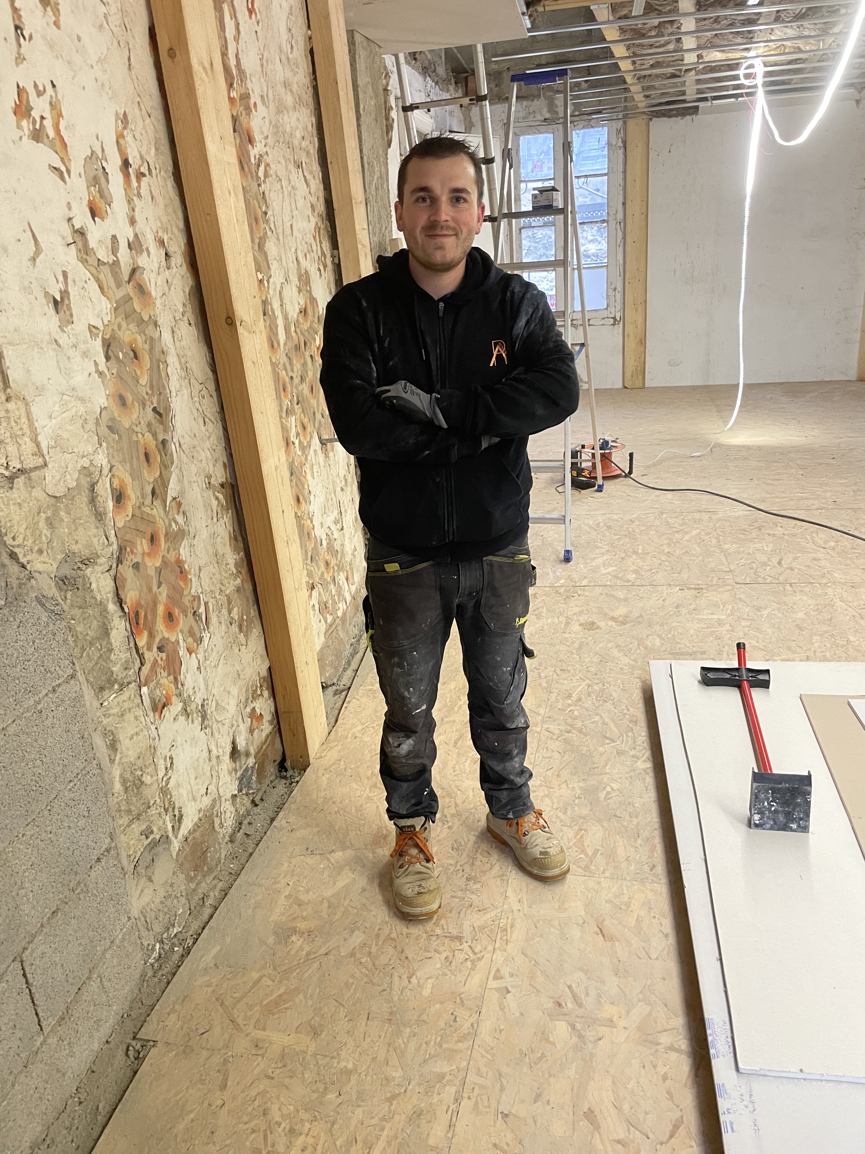 Adrien Renard sur un chantier de rénovation